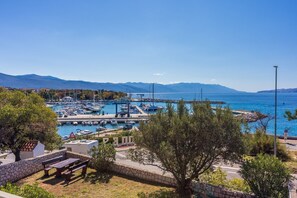 Outdoor dining - Bright apartment just 100 metres from the beach with sea view, parking space, BBQ (Novi Vinodolski)