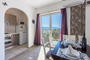 Dining - Bright apartment just 100 metres from the beach with sea view, parking space, BBQ (Novi Vinodolski)