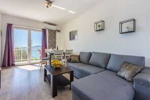 Living area - Bright apartment just 100 metres from the beach with sea view, parking space, BBQ (Novi Vinodolski)