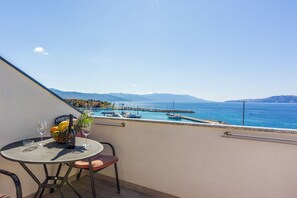 Outdoor dining - Modern studio apartment just 100 metres from the beach with stunning sea views (Novi Vinodolski)