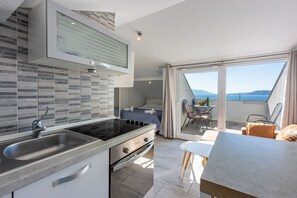 Desk, free WiFi, bed sheets - Modern studio apartment just 100 metres from the beach with stunning sea views (Novi Vinodolski)
