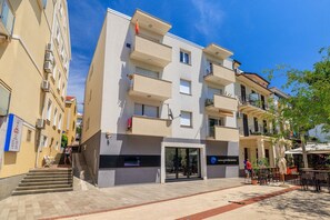 Exterior - Fantastic apartment right on the beach promenade with lots of palm trees (Crikvenica)