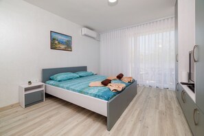 Escritorio, wifi gratis y ropa de cama 
