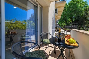 Outdoor dining - Fantastic apartment right on the beach promenade with lots of palm trees (Crikvenica)