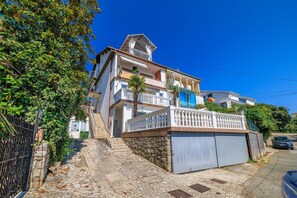Exterior - Attic apartment just 450 metres from the sandy beach with sea view and air conditioning (Crikvenica)