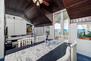 Living area - Attic apartment just 450 metres from the sandy beach with sea view and air conditioning (Crikvenica)