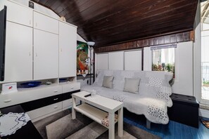 Living area - Attic apartment just 450 metres from the sandy beach with sea view and air conditioning (Crikvenica)