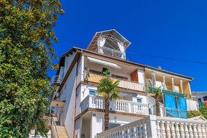 Exterior - Attic apartment just 450 metres from the sandy beach with sea view and air conditioning (Crikvenica)