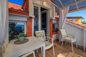 Outdoor dining - Attic apartment just 450 metres from the sandy beach with sea view and air conditioning (Crikvenica)