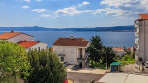 Zona residenziale con vista su un ampio specchio d'acqua e colline lontane.