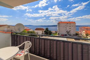 Outdoor dining - Comfortable flat with sea view, air conditioning, WiFi and washing machine (Crikvenica)