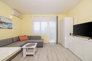 Living area - Comfortable flat with sea view, air conditioning, WiFi and washing machine (Crikvenica)