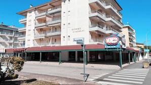 En byggnad med flera våningar, balkonger och en skylt med texten ”WONDERFUL SALAS DE CHI”.