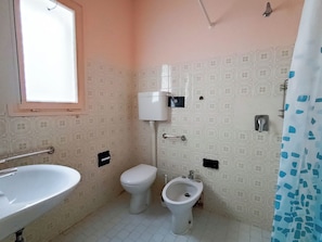 A bathroom with a sink, toilet, bidet, and a window. - Studio With Balcony and Pool Access (Jesolo)