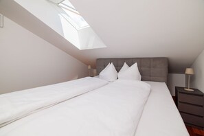 Desk, free WiFi, bed sheets - Attic apartment with sea view, private parking and washing machine (Crikvenica)