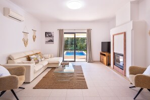 TV, fireplace - Villa Harmonie OCV- Comfort and Relax Location (Albufeira)