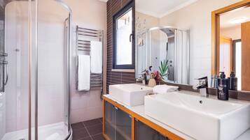 Shower, hair dryer, towels, shampoo