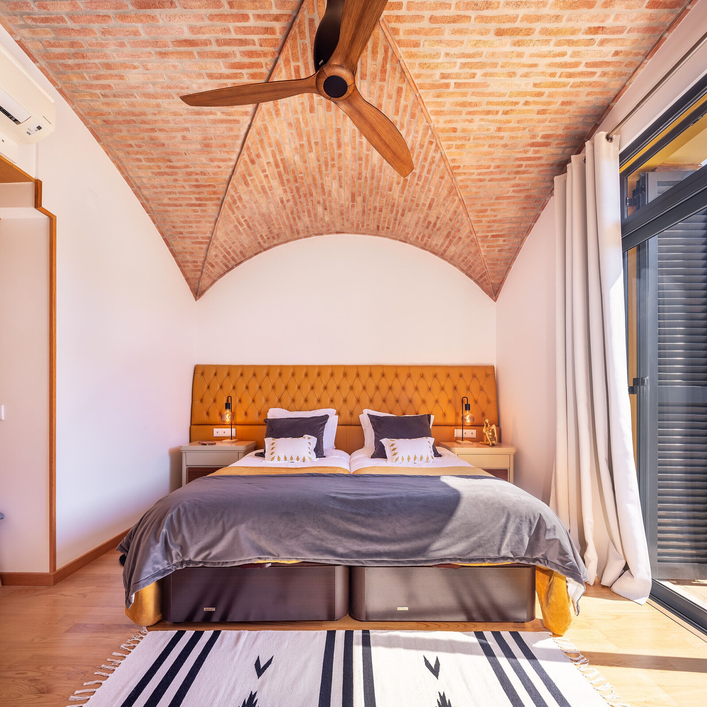 5 bedrooms, iron/ironing board, free WiFi, bed sheets