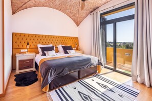 5 dormitorios, tabla de planchar con plancha, wifi gratis y ropa de cama