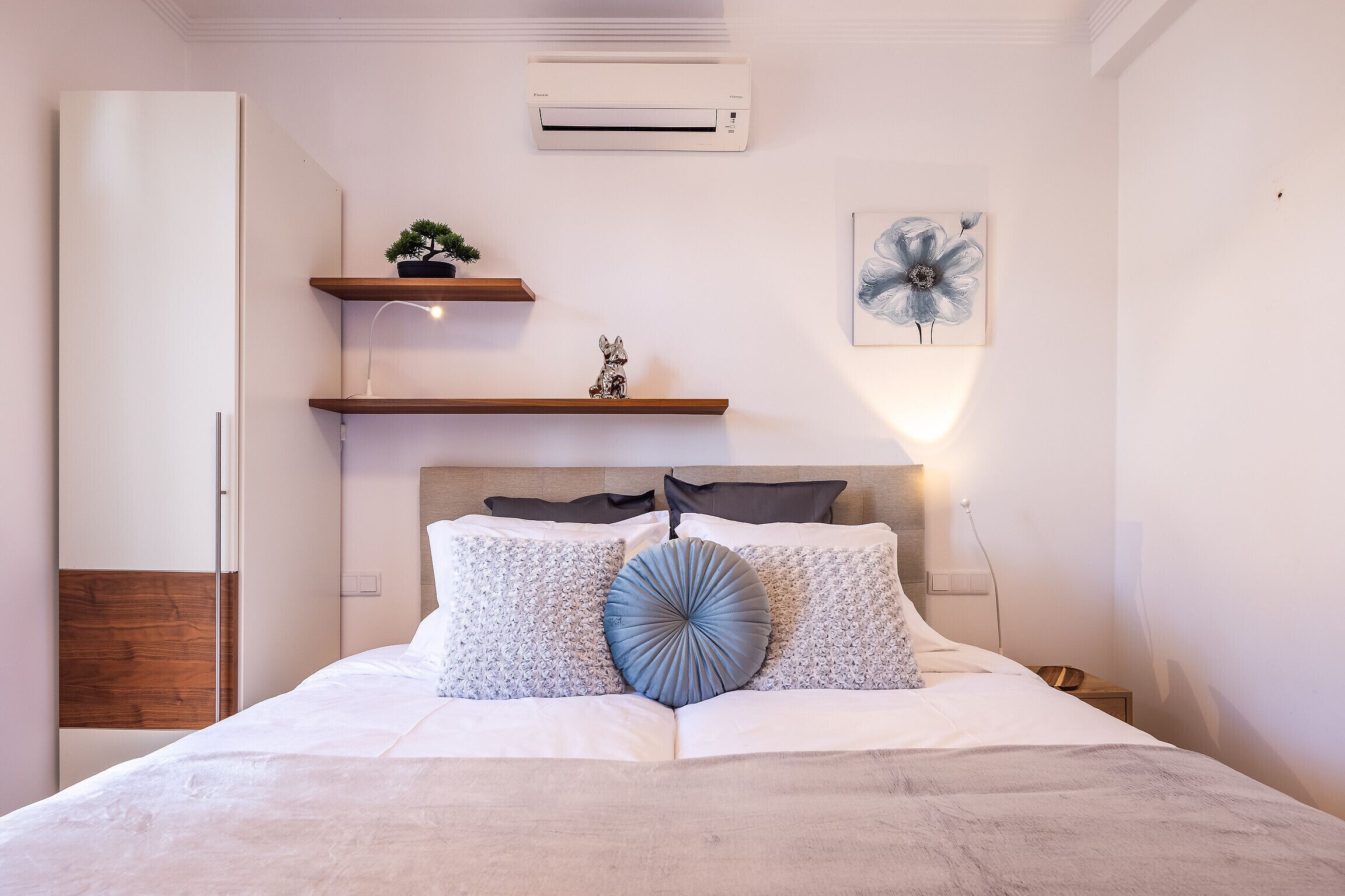 5 bedrooms, iron/ironing board, free WiFi, bed sheets