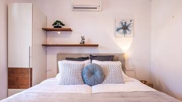 5 bedrooms, iron/ironing board, free WiFi, bed sheets