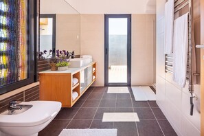 Shower, hair dryer, towels, shampoo