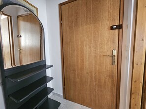 Eine Holztür mit Metallbeschlägen und einem kleinen Schloss.