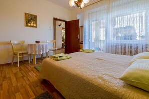 Desk, free WiFi, bed sheets - Pet-friendly apartment with large terrace and magnificent sea views (Dramalj)