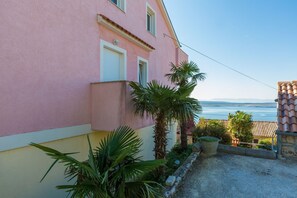 Property grounds - Pet-friendly apartment with large terrace and magnificent sea views (Dramalj)