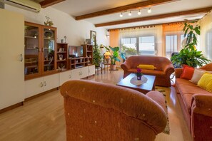Living area - Pet-friendly apartment with large terrace and magnificent sea views (Dramalj)