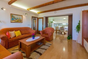 Living area - Pet-friendly apartment with large terrace and magnificent sea views (Dramalj)