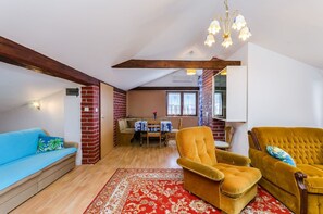 Living area - Vintage apartment just 490 metres from the beach with sea views, barbecue area, air conditioning (Dramalj)
