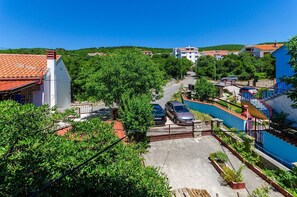 Property grounds - Vintage apartment just 490 metres from the beach with sea views, barbecue area, air conditioning (Dramalj)