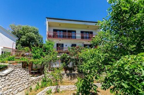 Exterior - Vintage apartment just 490 metres from the beach with sea views, barbecue area, air conditioning (Dramalj)