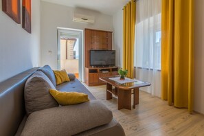 Living area - Special apartment just 350 metres from the beach with sea view, cot, parking space (Crikvenica)