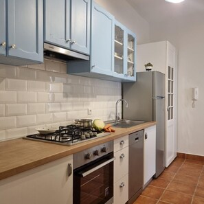 Fridge, stovetop, coffee/tea maker, cookware/dishes/utensils - Special apartment just 350 metres from the beach with sea view, cot, parking space (Crikvenica)