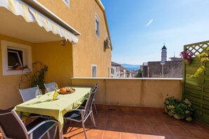 Outdoor dining - Special apartment just 350 metres from the beach with sea view, cot, parking space (Crikvenica)