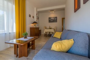 Living area - Special apartment just 350 metres from the beach with sea view, cot, parking space (Crikvenica)