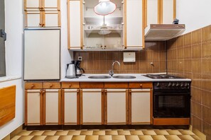 Kühlschrank, Mikrowelle, Herdplatte, Wasserkocher mit Kaffee-/Teezubehör