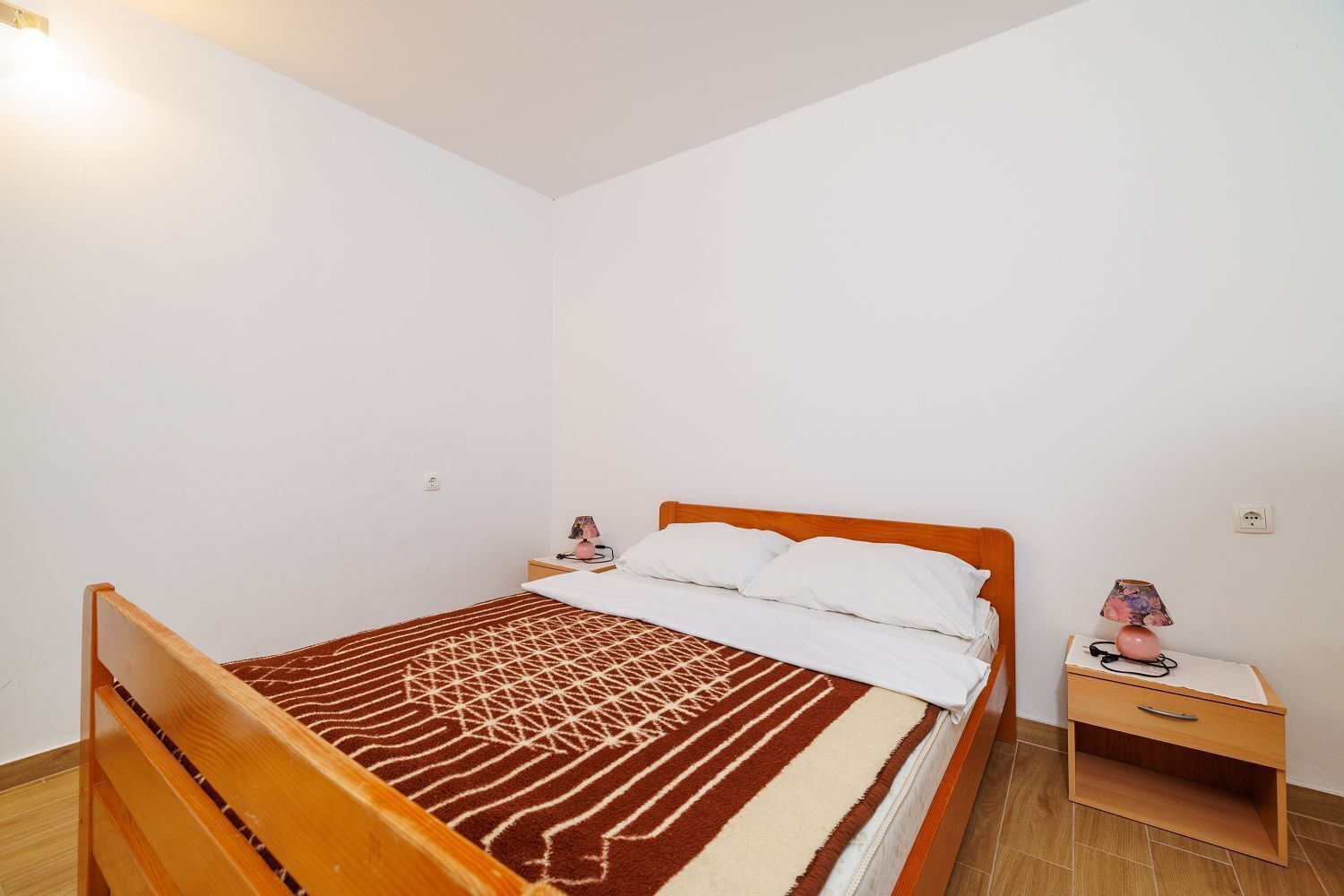 Een bureau, gratis wifi, beddengoed