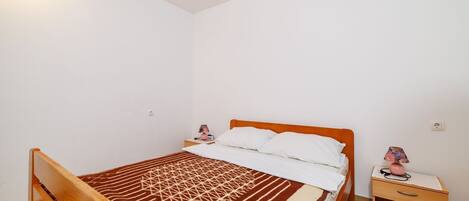 Een bureau, gratis wifi, beddengoed