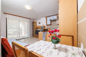 Interior - Dog-friendly apartment just 450 metres from the beach with sea views, barbecue, parking space (Dramalj)