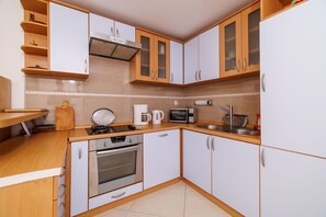 Kühlschrank, Herdplatte, Wasserkocher mit Kaffee-/Teezubehör
