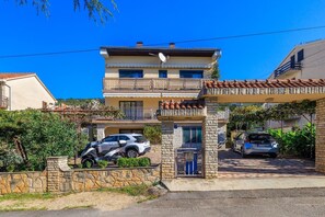 Exterior - Dog-friendly apartment just 450 metres from the beach with sea views, barbecue, parking space (Dramalj)