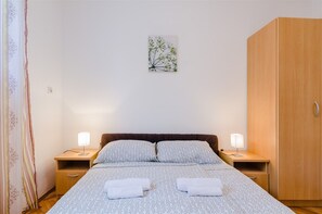 2 bedrooms, desk, free WiFi, bed sheets - Mediterranean apartment with sea view, parking space, cot, garden (Crikvenica)