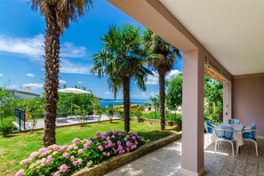 Outdoor dining - Mediterranean apartment with sea view, parking space, cot, garden (Crikvenica)