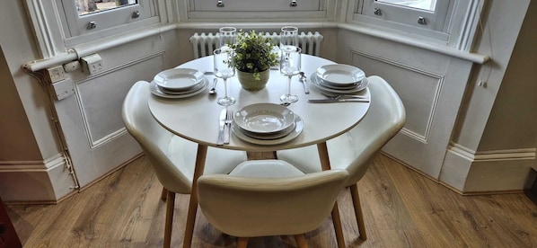 Dining - Brighton Nook, home from home. Well-Located Brighton Home — Easy City Access. (Brighton and Hove)