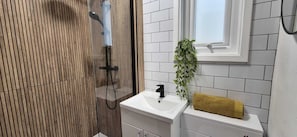 Shower, towels, soap, toilet paper - Brighton Nook, home from home. Well-Located Brighton Home — Easy City Access. (Brighton and Hove)