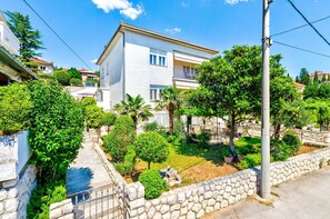 Exterior - Cosy flat just 200 metres from the sandy beach with sea views and parking space (Crikvenica)