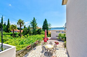 Outdoor dining - Cosy flat just 200 metres from the sandy beach with sea views and parking space (Crikvenica)